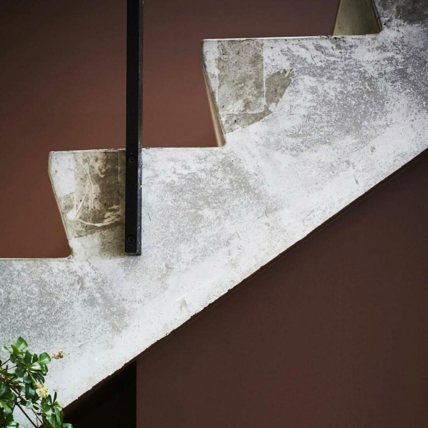 Rafraîchissement de l'escalier lors de la rénovation des bureaux Tartes Françoise à Nivelles en Belgique