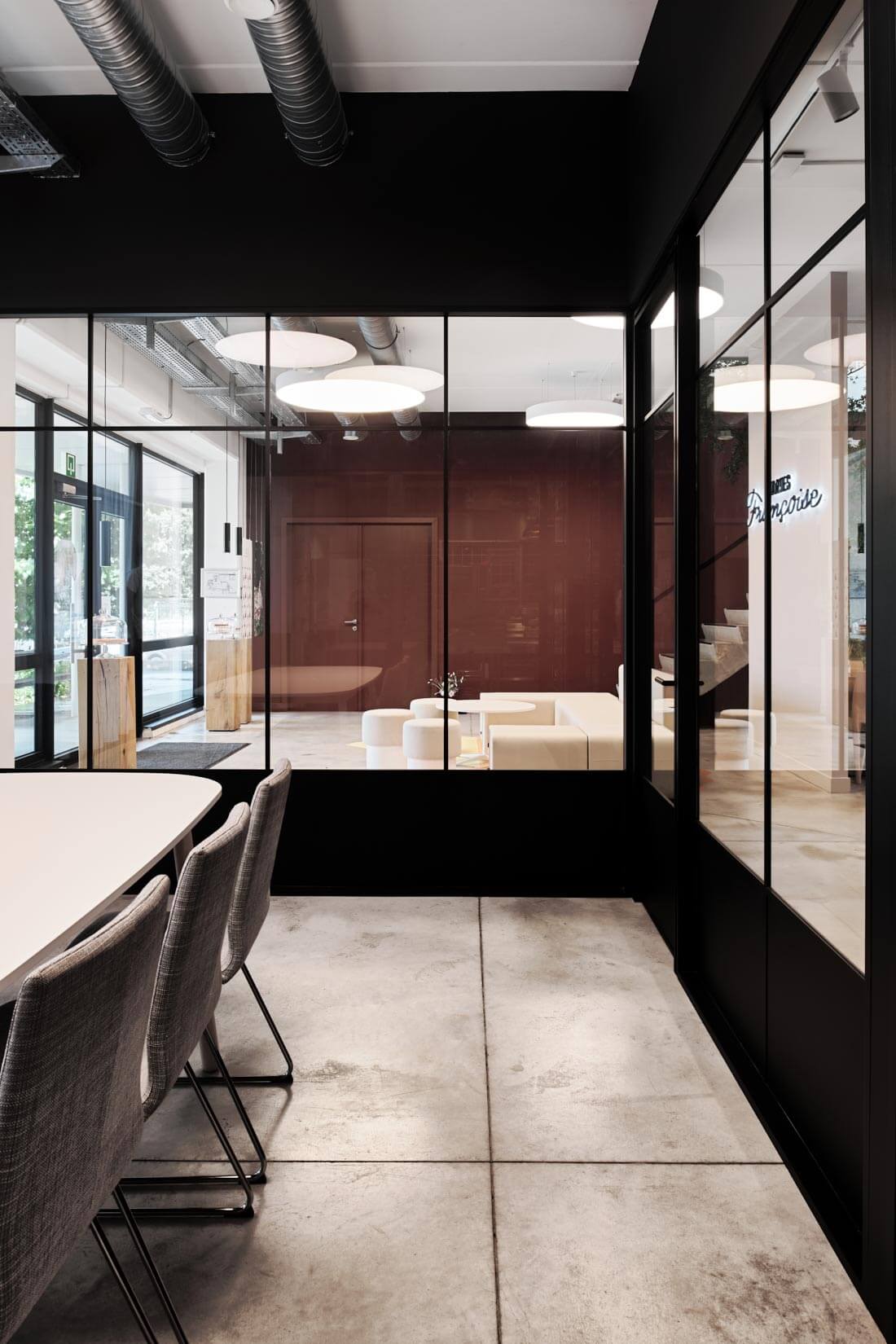Aménagement d'une salle de réunion avec cloisons vitrées dans les bureaux Tartes Françoise à Nivelles en Belgique par BeHome Interiors Bruxelles