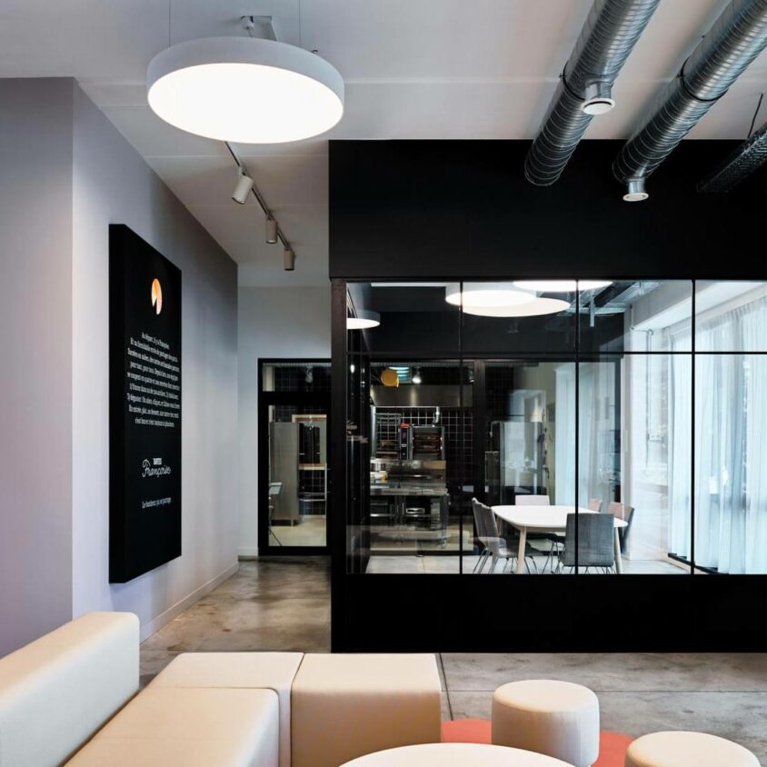 Aménagement d'une salle de réunion avec cloisons vitrées dans les bureaux Tartes Françoise à Nivelles en Belgique par BeHome Interiors Bruxelles