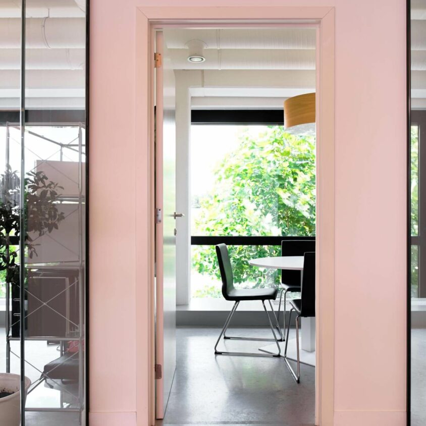 amenagement bureaux nivelles entreprise tartes francoise table mur rose - meubles sur mesure