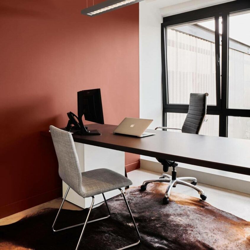 Aménagement de pièces dans les bureaux Tartes Françoise à Nivelles en Belgique par BeHome Interiors Bruxelles