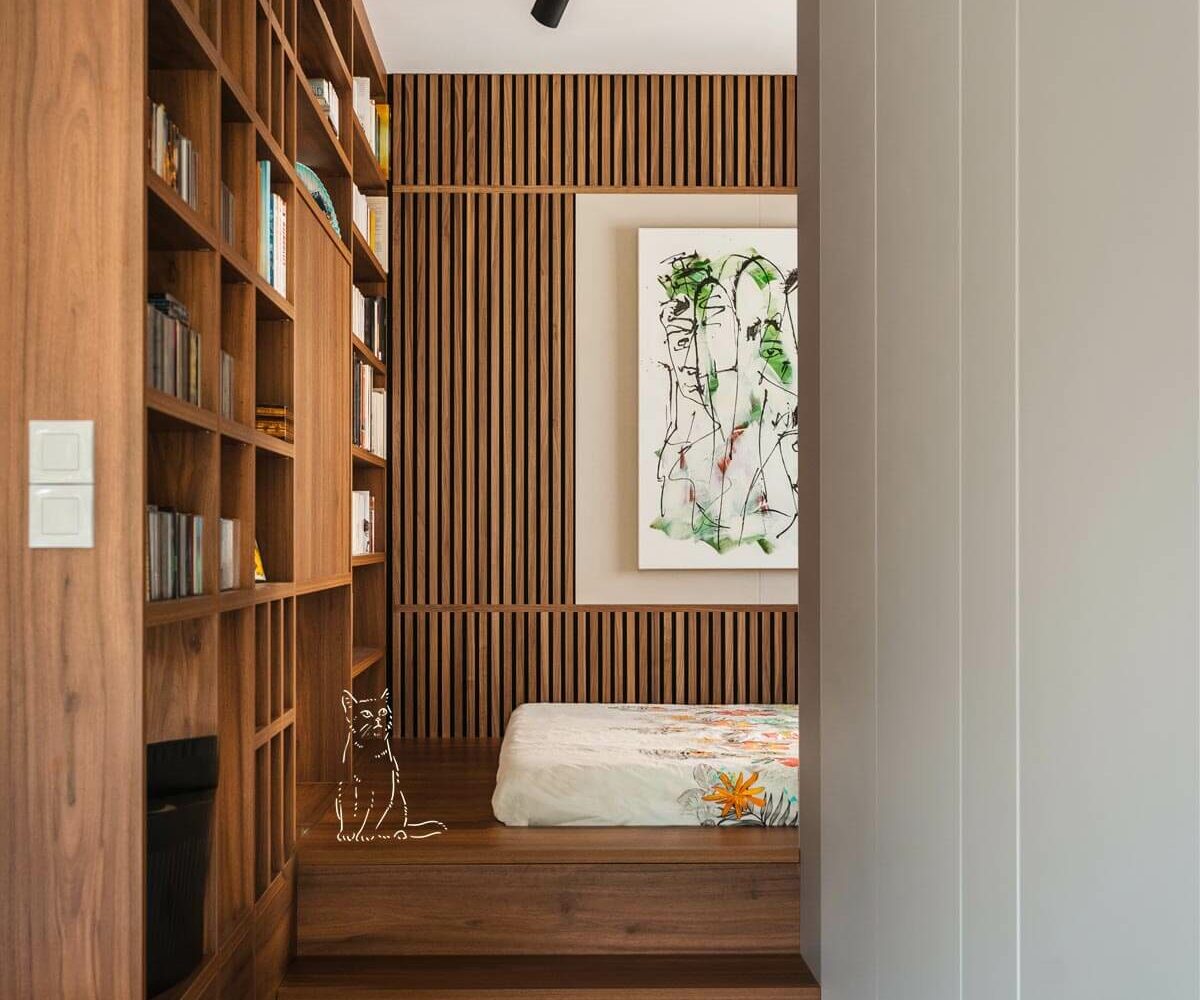 Chambre sur mesure avec bibliothèque intégrée et claustra bois type japonais, rangements optimisés et ambiance chaleureuse aux lignes épurées.