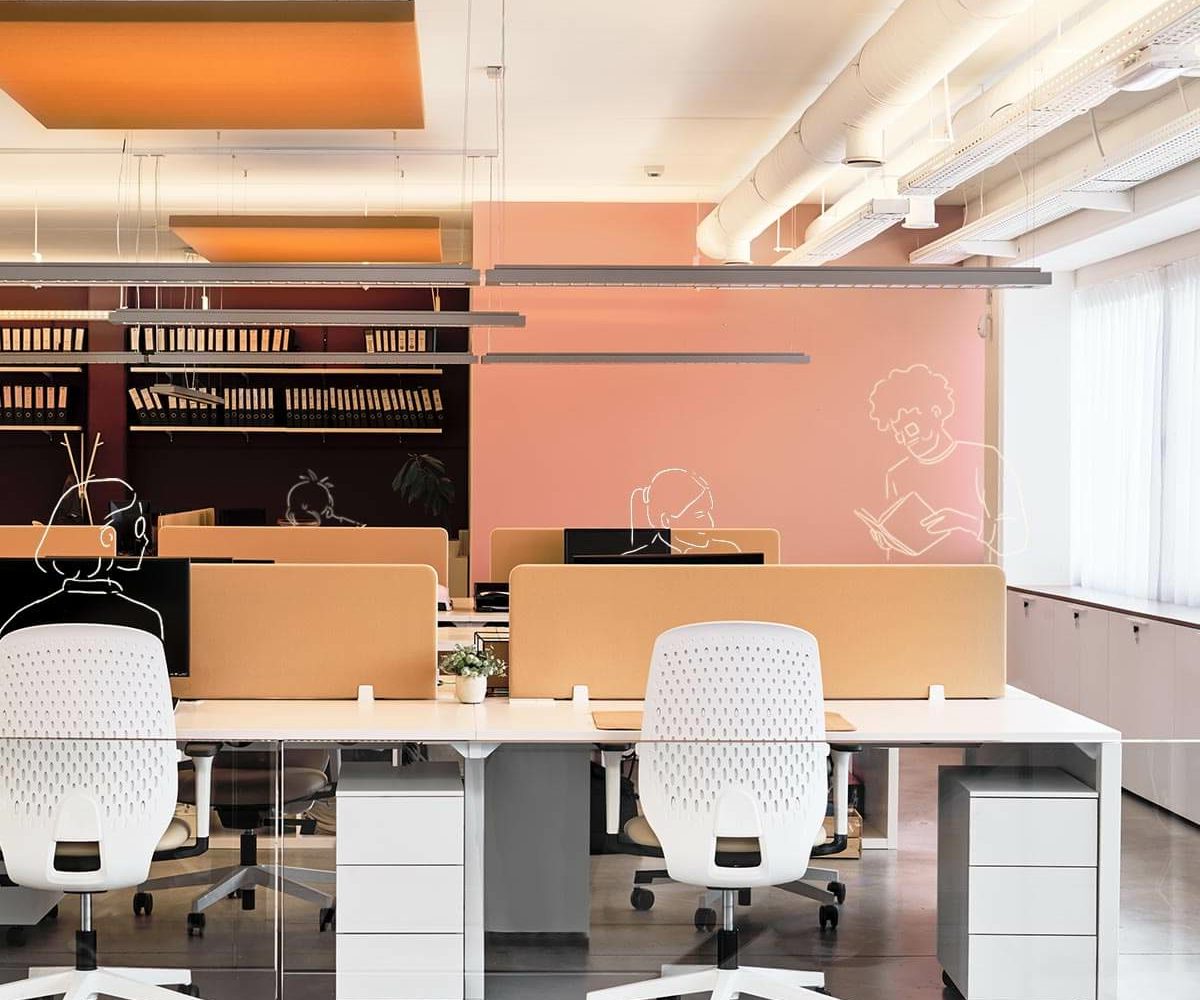 Aménagement de bureaux professionnels en open space, mobilier ergonomique, cloisonnement léger et design intérieur moderne aux tons doux et lumineux.