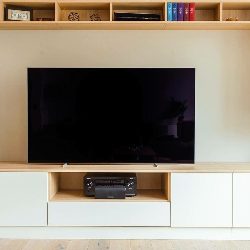 Meuble TV sur mesure blanc et bois à Bruxelles créé par BeHome Interiors