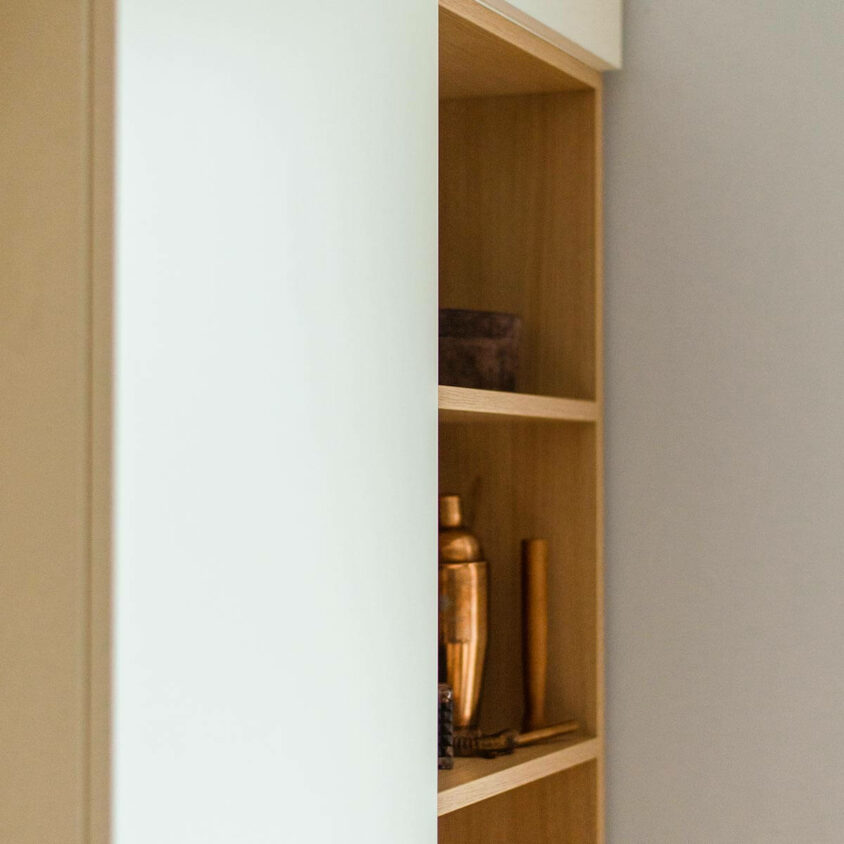 Meuble TV sur mesure blanc et bois à Bruxelles créé par BeHome Interiors détail niches