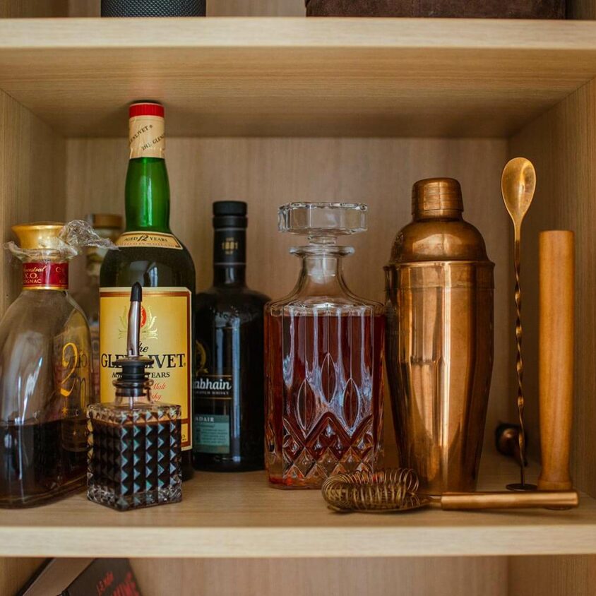 Meuble TV sur mesure blanc et bois à Bruxelles créé par BeHome Interiors détail niche