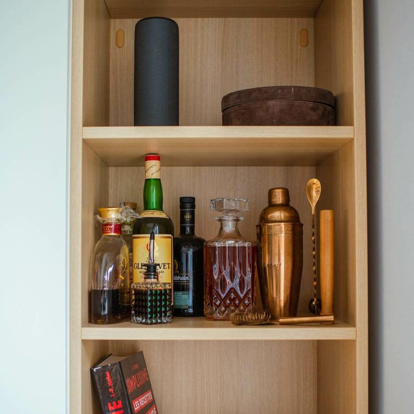 Meuble TV sur mesure blanc et bois à Bruxelles créé par BeHome Interiors détail niche