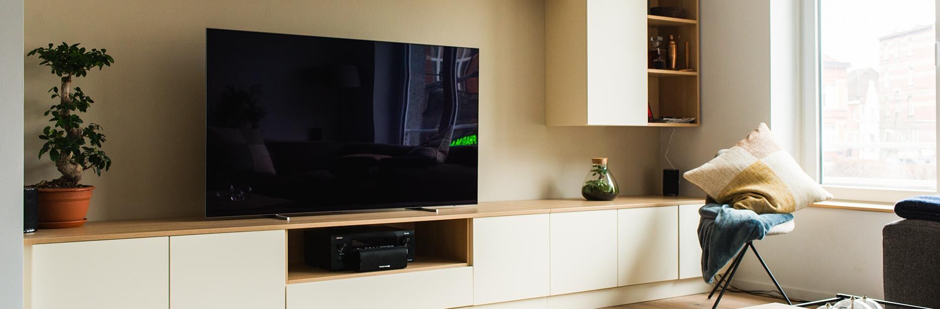 Meuble TV sur mesure blanc et bois mural à Bruxelles créé par BeHome Interiors