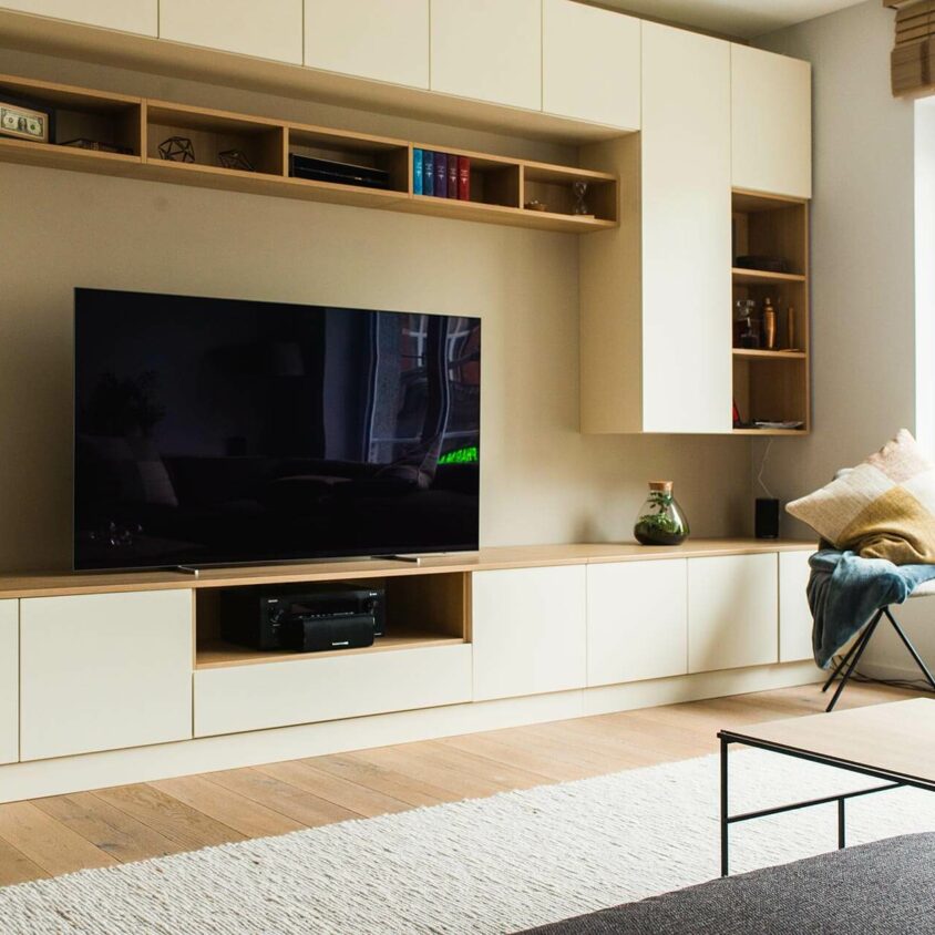Meuble TV sur mesure blanc et bois mural et tout hauteur à Bruxelles créé par BeHome Interiors