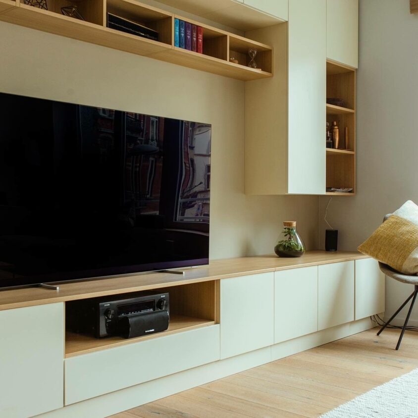 Meuble TV sur mesure blanc et bois mural à Bruxelles créé par BeHome Interiors