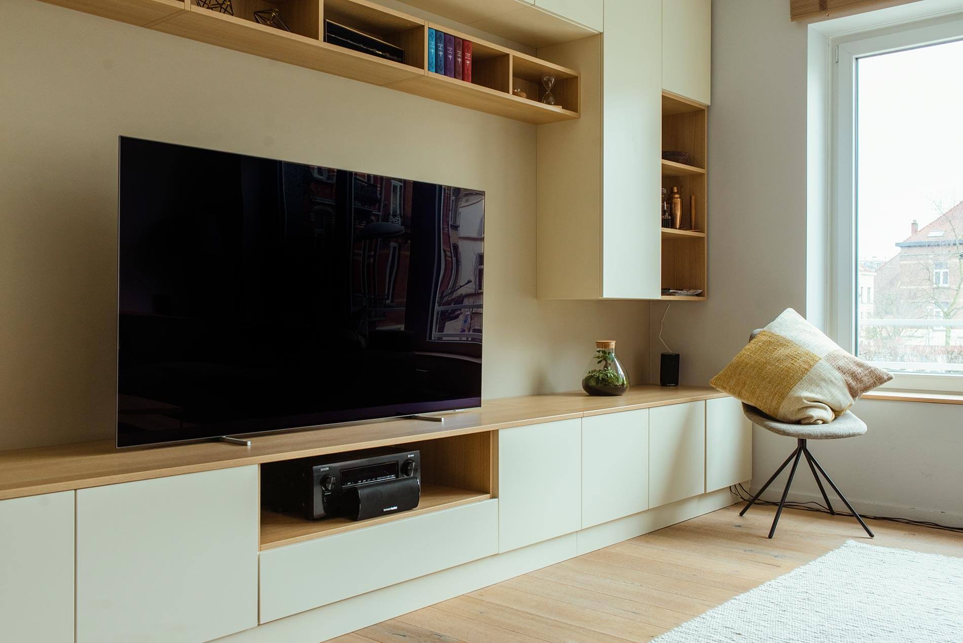 Meuble TV sur mesure blanc et bois mural à Bruxelles créé par BeHome Interiors