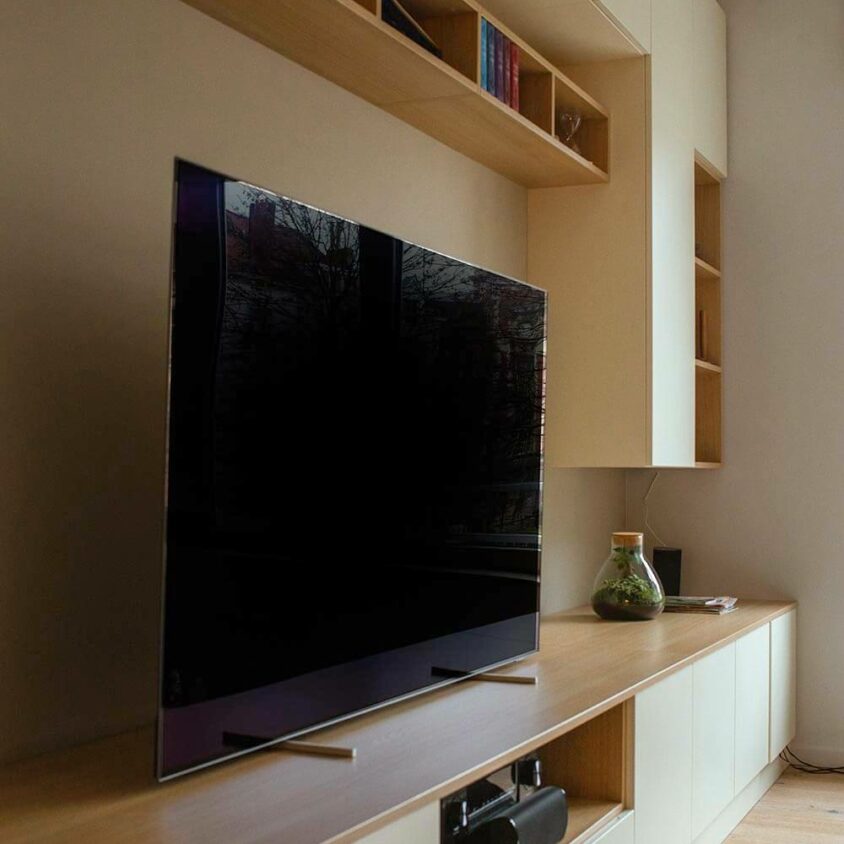 Meuble TV sur mesure blanc et bois mural à Bruxelles créé par BeHome Interiors perspective