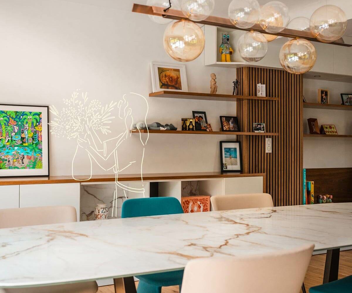 Salle à manger contemporaine avec meuble mural sur mesure, niches décoratives et claustra bois, intégration élégante des rangements et des matériaux.