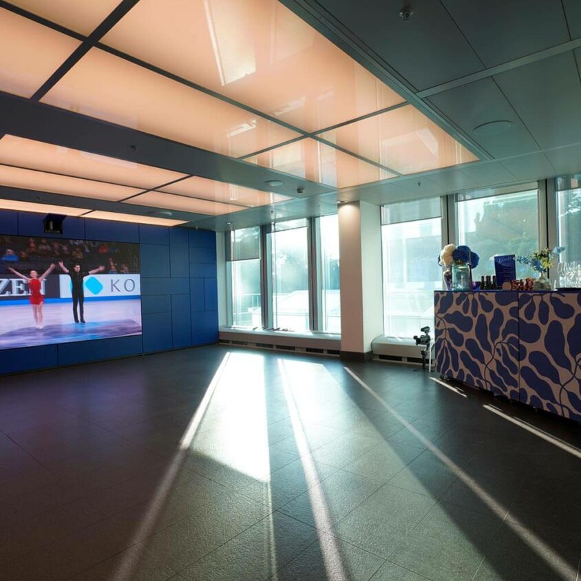Aménagement d'un hall avec écrans dans des bureaux d'entreprise à Lausanne par BeHome Interiors