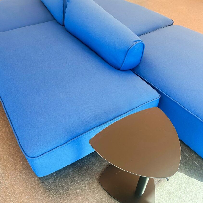 Aménagement de bureaux d'entreprise à Lausanne avec canapés bleus