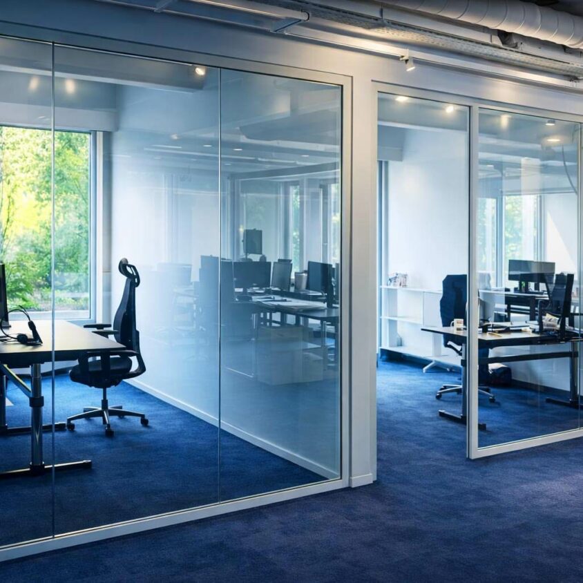 Aménagement de bureaux avec cloisons vitrées dans des bureaux d'entreprise à Lausanne par BeHome Interiors