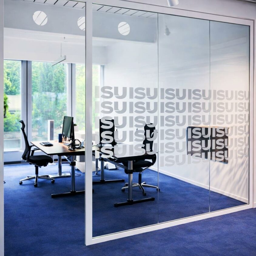 Aménagement de bureaux avec cloisons vitrées dans des bureaux d'entreprise à Lausanne par BeHome Interiors