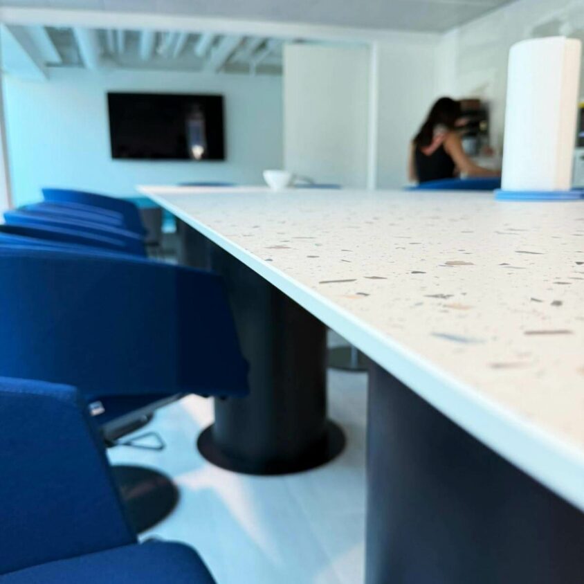 Aménagement d'une cuisine dans des bureaux d'entreprise à Lausanne par BeHome Interiors