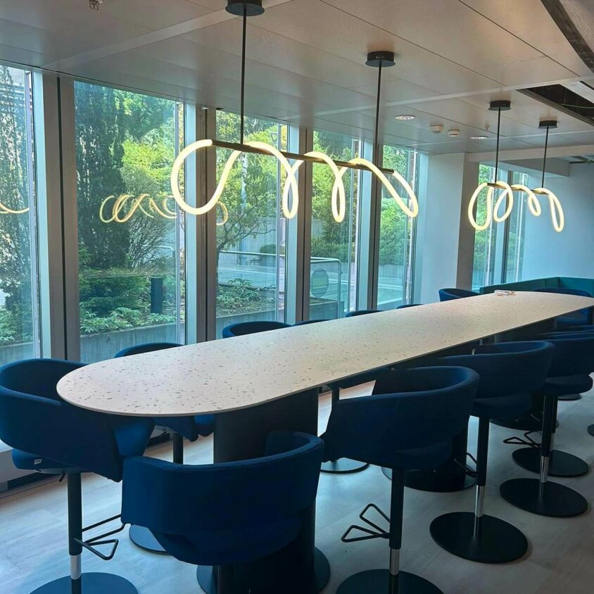Aménagement de bureaux d'entreprise à Lausanne avec espace cuisine