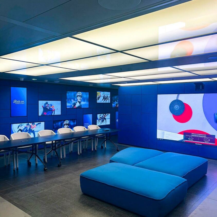 Aménagement de bureaux d'entreprise à Lausanne avec hall et mur d'écrans
