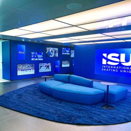 Aménagement de bureaux d'entreprise à Lausanne avec hall et mur d'écrans