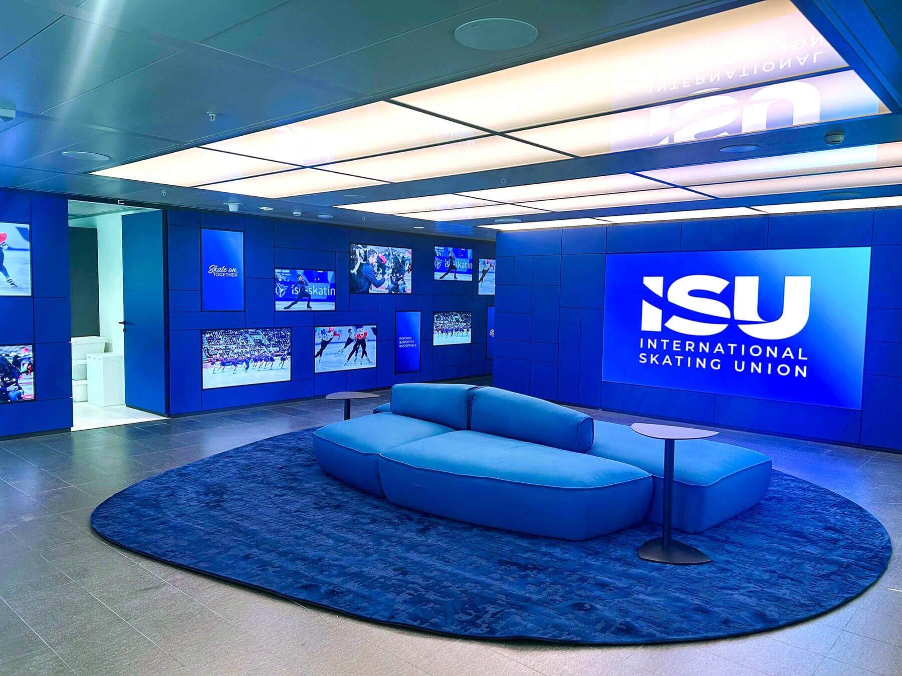 Aménagement de bureaux d'entreprise à Lausanne avec hall et mur d'écrans