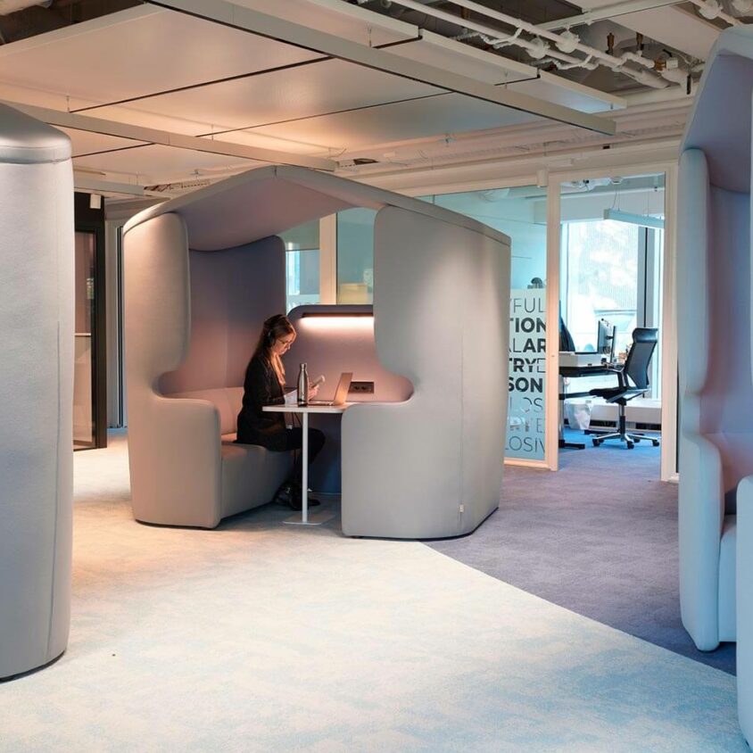 Installation de maisonnettes de travail dans des locaux d'entreprise à Lausanne par BeHome Interiors