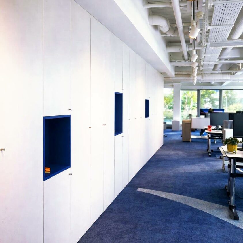 Aménagement d'un open space dans des bureaux d'entreprise à Lausanne par BeHome Interiors