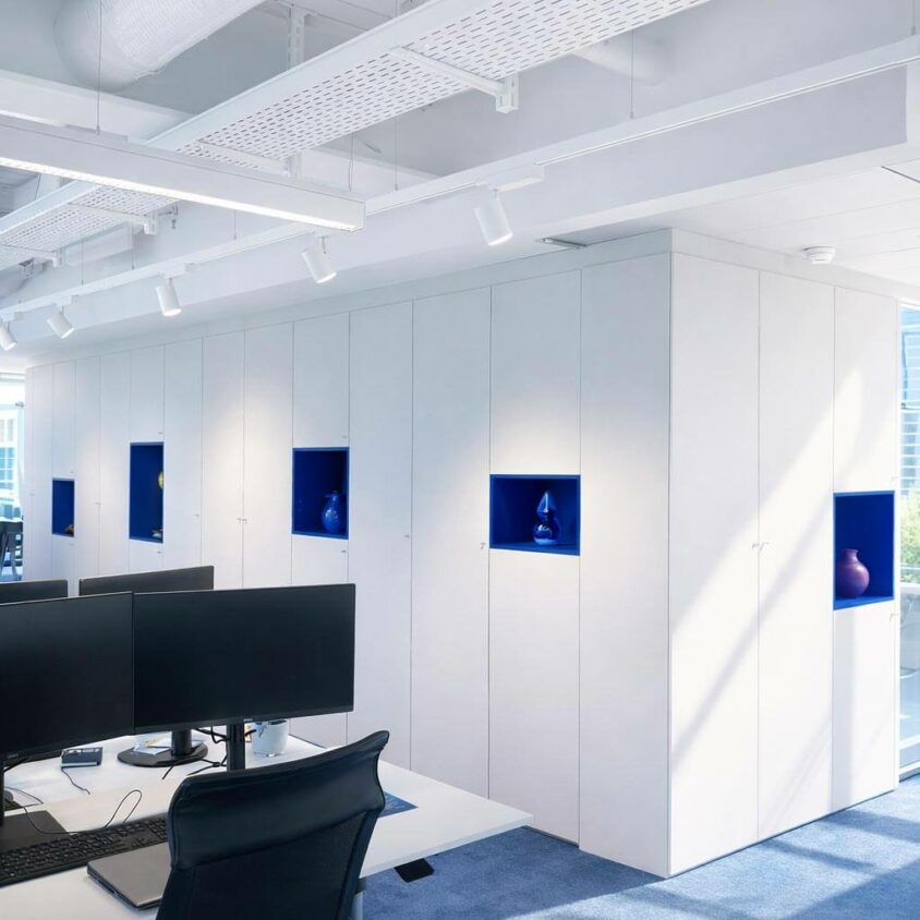 Aménagement d'un open space dans des bureaux d'entreprise à Lausanne par BeHome Interiors