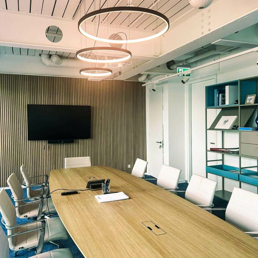 Aménagement d'une salle de réunion dans des bureaux d'entreprise à Lausanne par BeHome Interiors