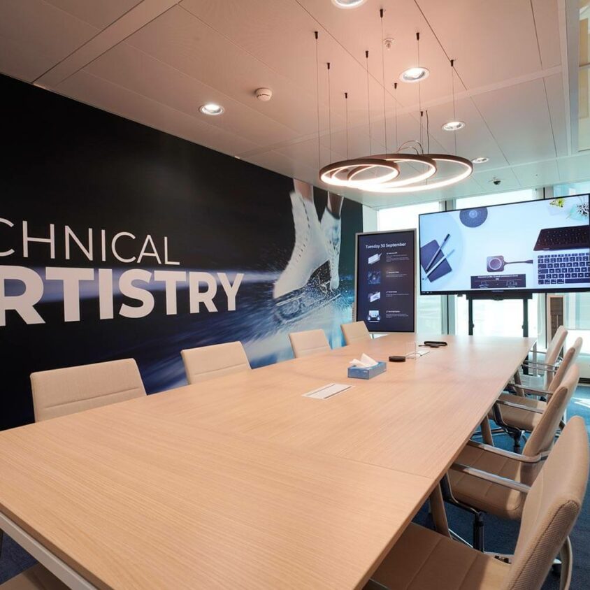 Salle de réunion dans des locaux d'entreprise à Lausanne par BeHome Interiors