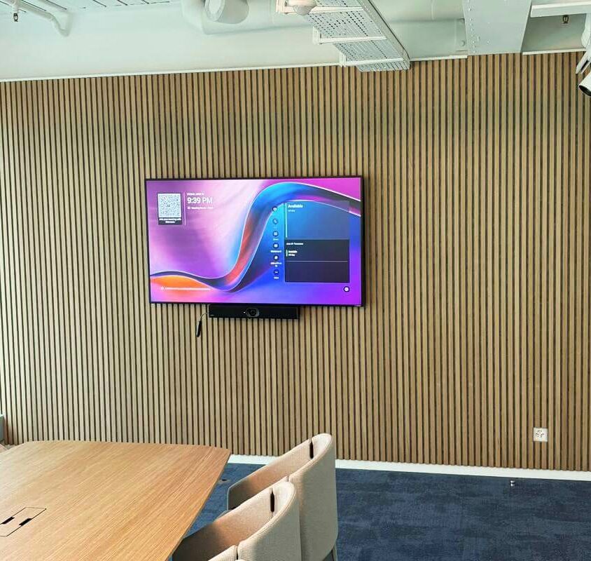 Aménagement d'une salle de réunion dans des bureaux d'entreprise à Lausanne par BeHome Interiors