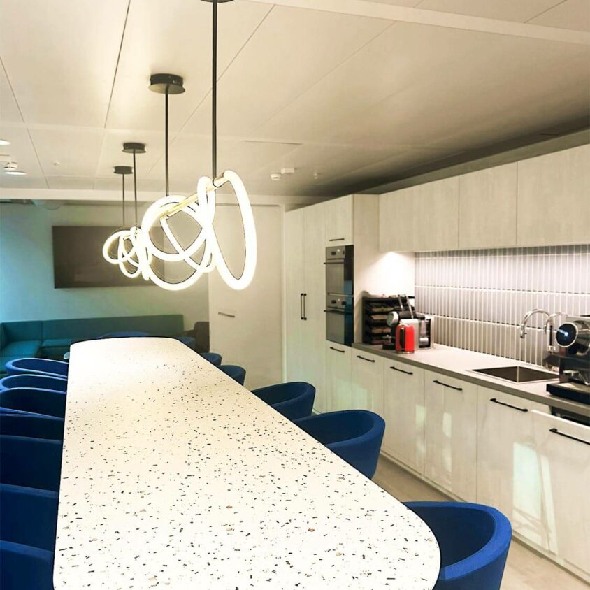 Aménagement de bureaux d'entreprise à Lausanne avec espace cuisine