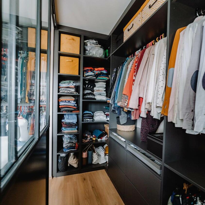 Aménagement d'un dressing verrière dans une chambre parentale d'une maison à Genève