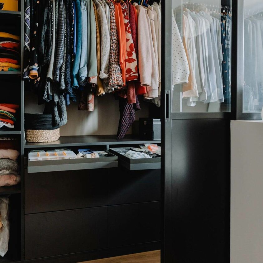 Aménagement d'un dressing verrière dans une chambre parentale d'une maison à Genève
