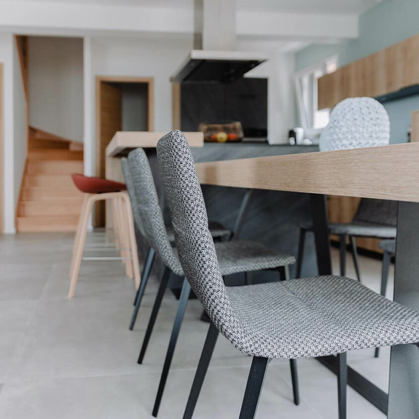 Aménagement d'un salon cuisine dans une maison à Genève vue chaises