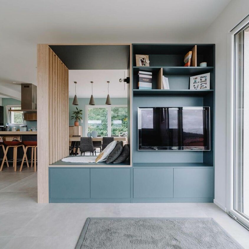 Aménagement d'un salon cuisine dans une maison à Genève vue meuble TV