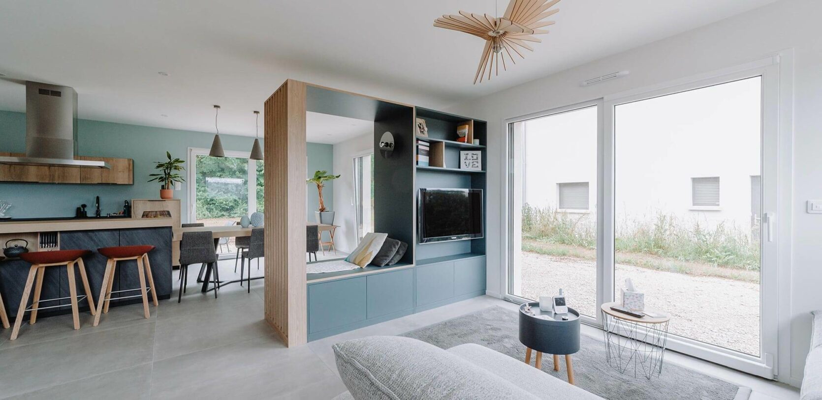 Aménagement d'un salon cuisine dans une maison à Genève vue meuble TV