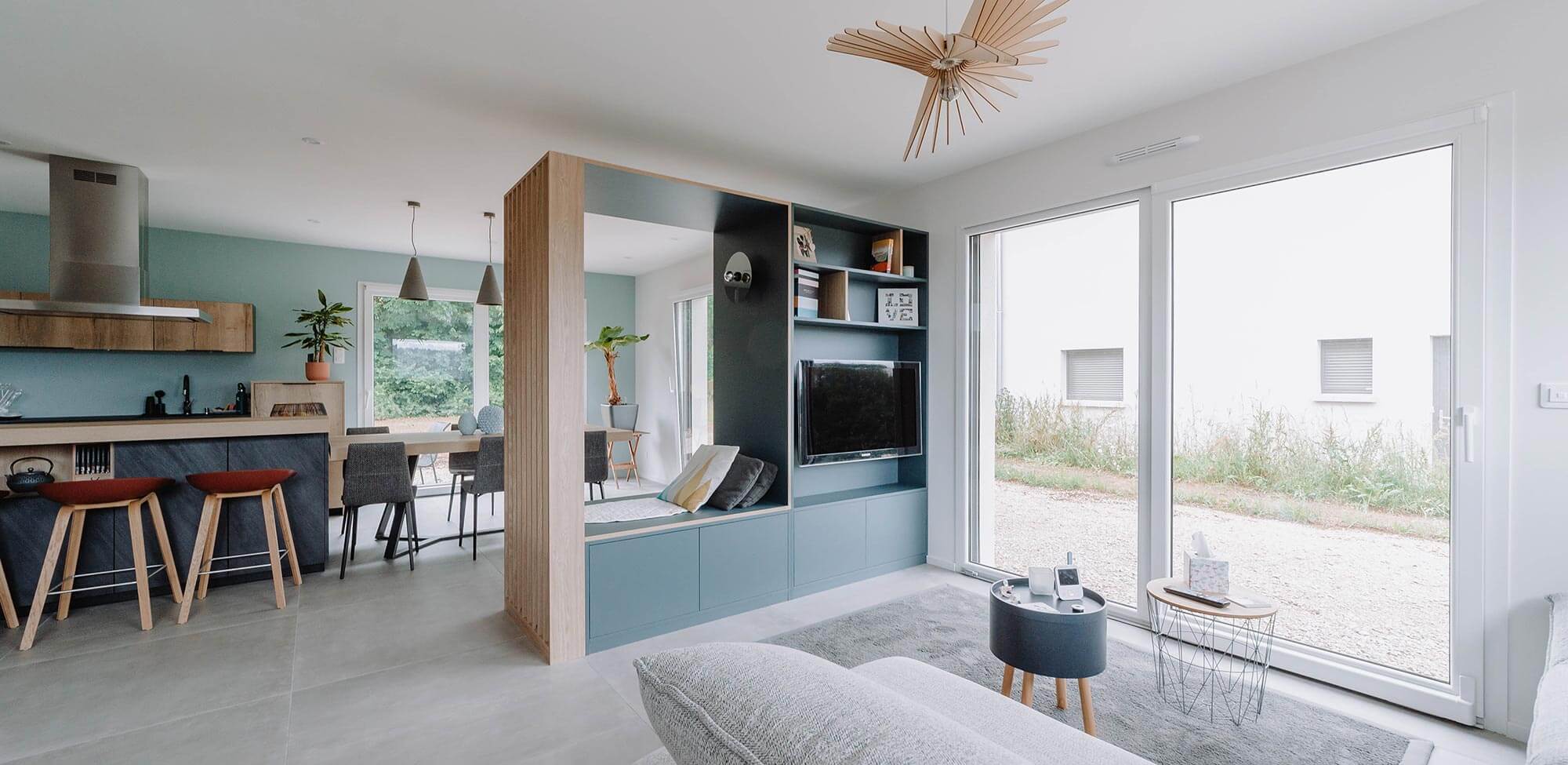 Aménagement d'un salon cuisine dans une maison à Genève vue meuble TV