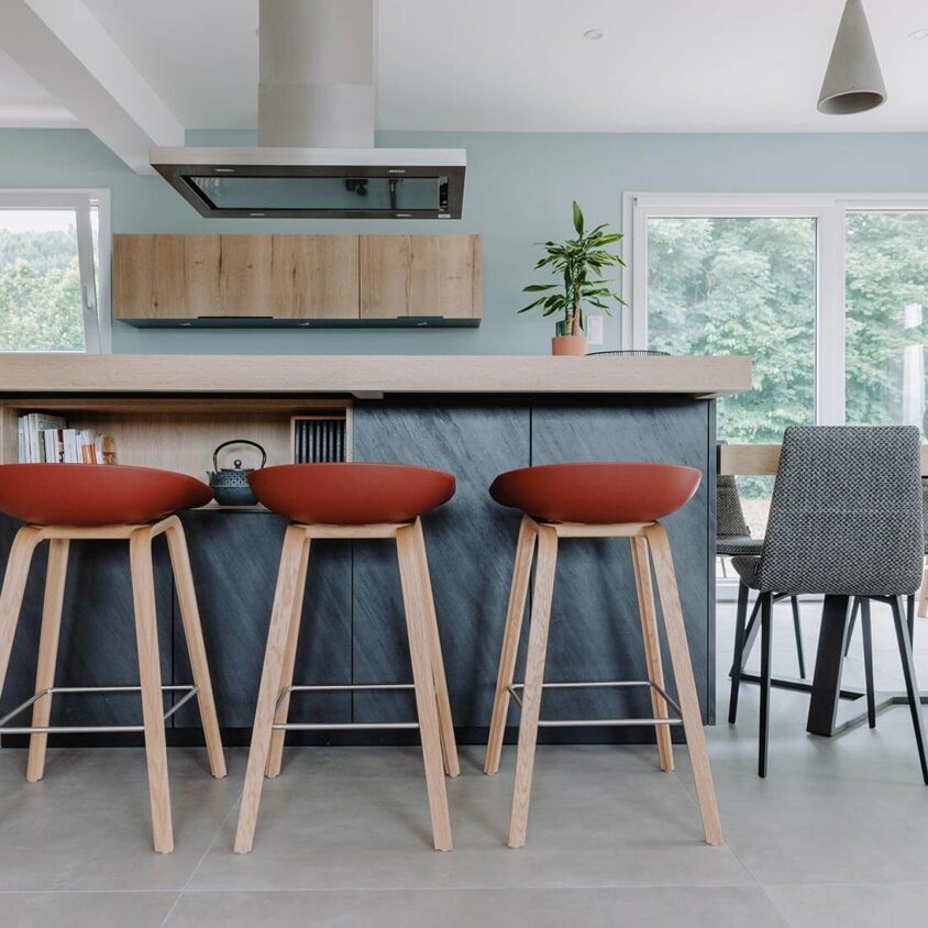 Aménagement d'un salon cuisine dans une maison à Genève vue tabourets alignement
