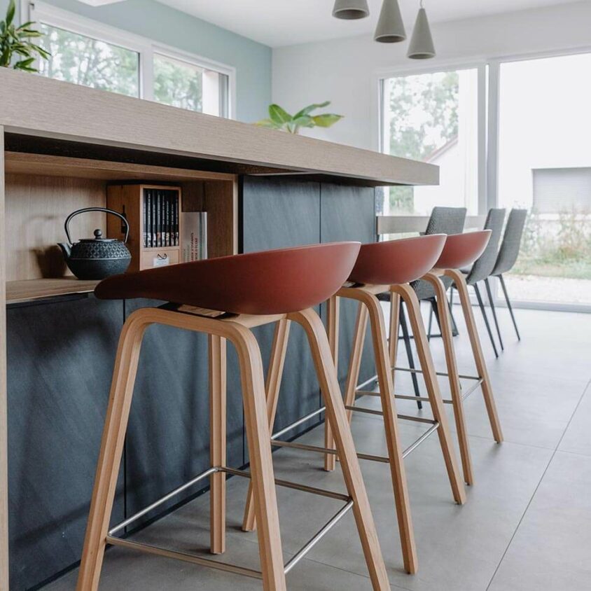 Aménagement d'un salon cuisine dans une maison à Genève vue tabourets