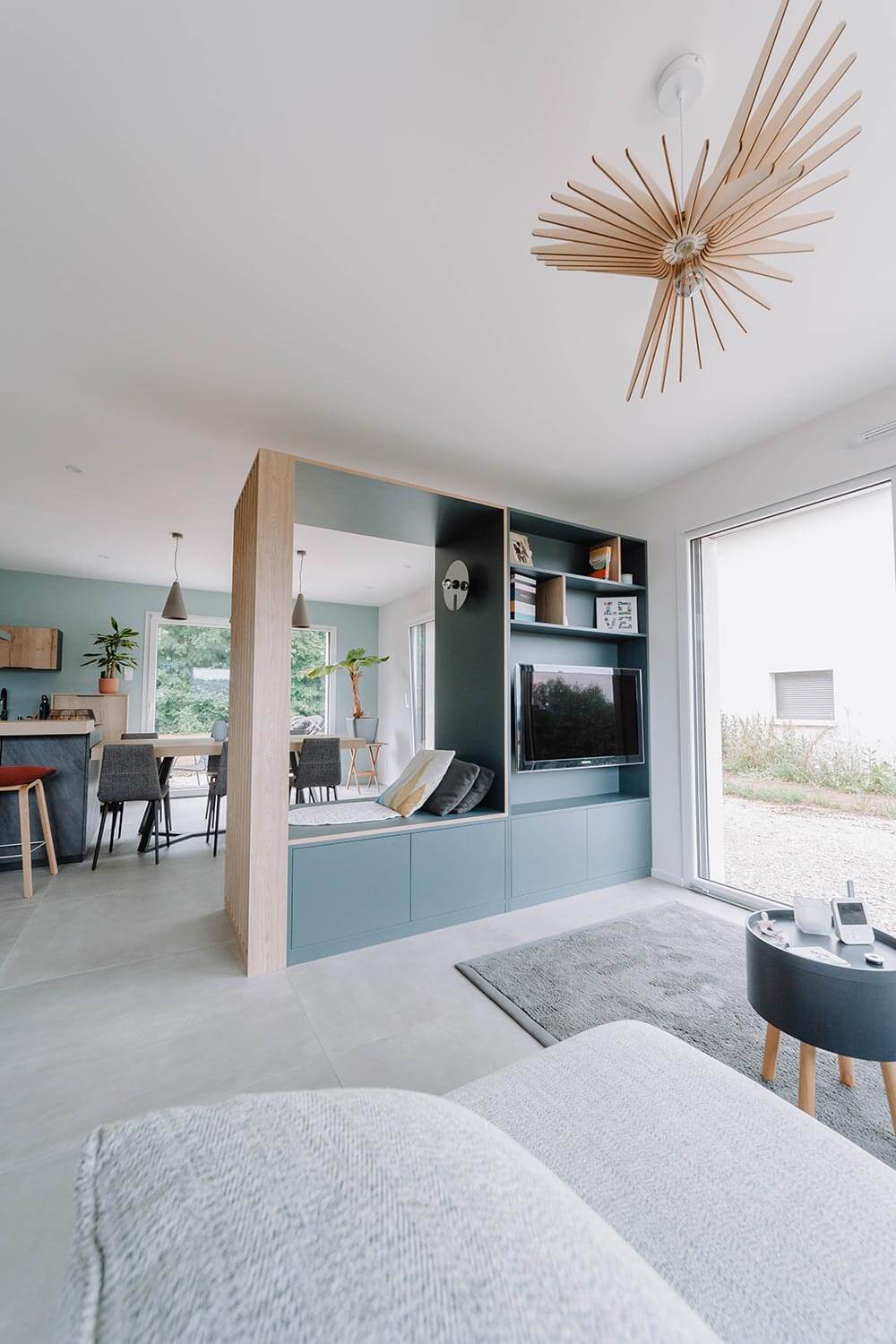 Aménagement d'un salon cuisine dans une maison à Genève vue meuble TV