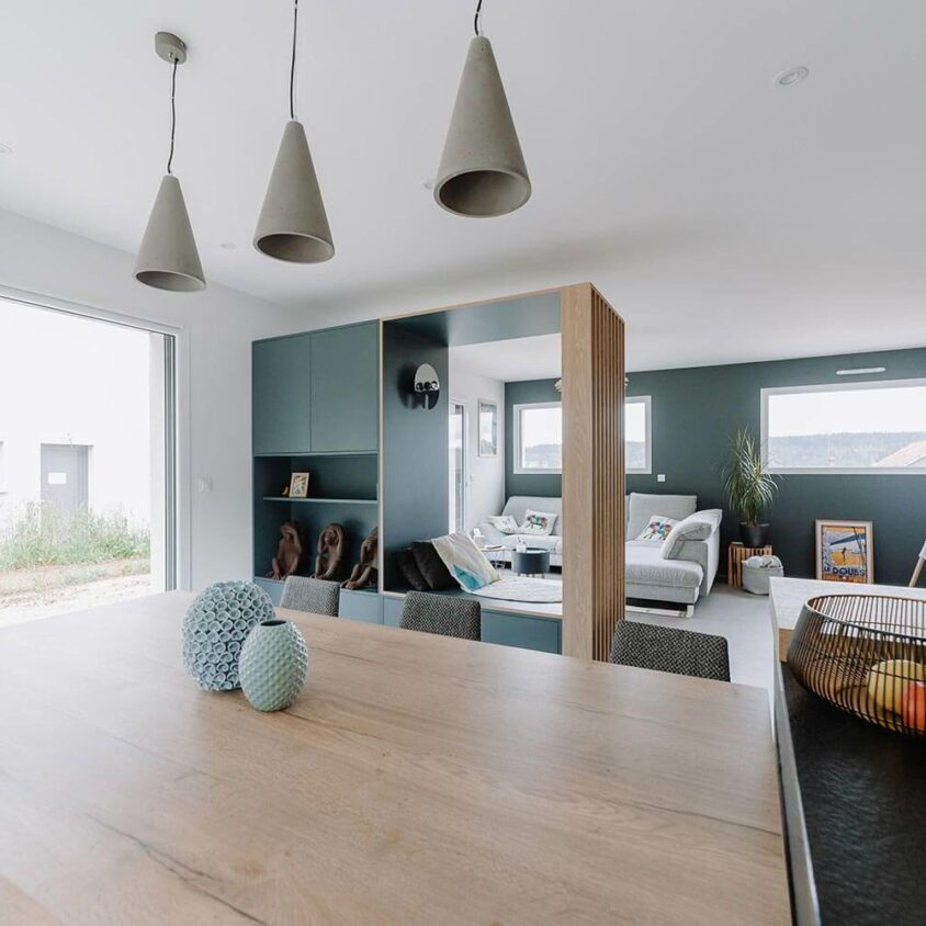 Aménagement d'un salon cuisine dans une maison à Genève vue vers meuble TV