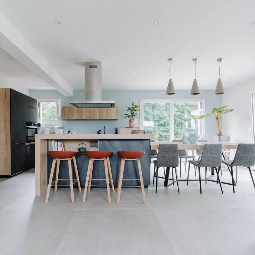 Aménagement d'un salon cuisine dans une maison à Genève vue globale