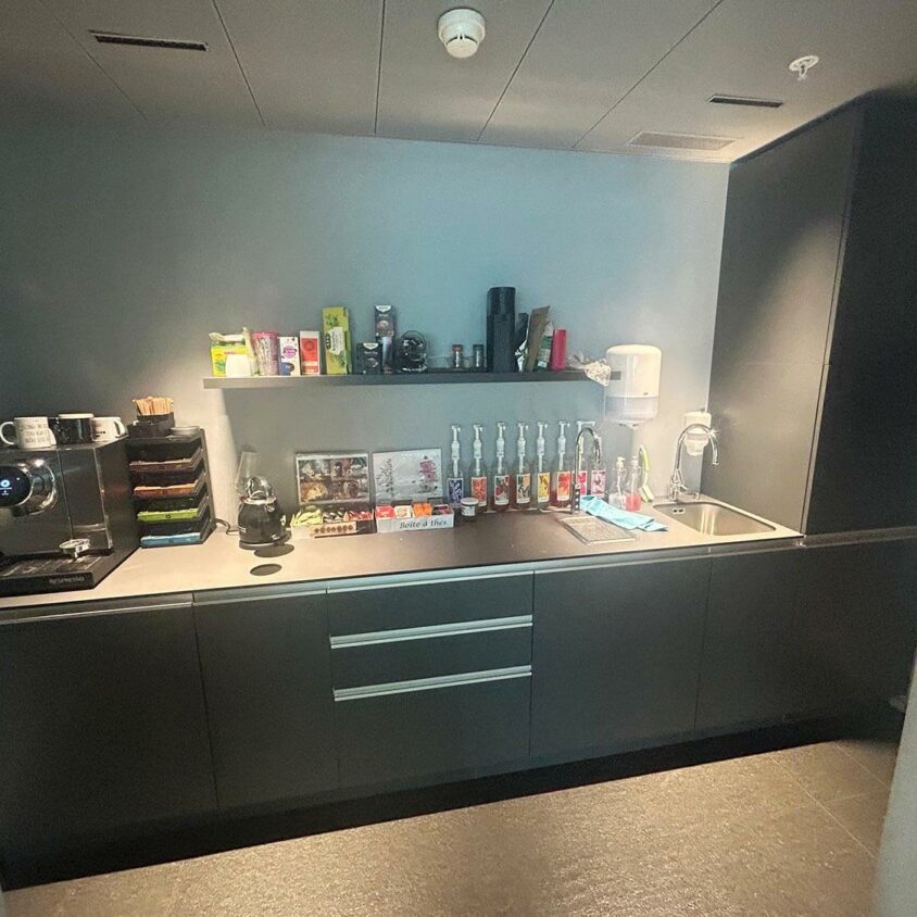 Photo cuisine avant l'aménagement de bureaux d'entreprise à Lausanne