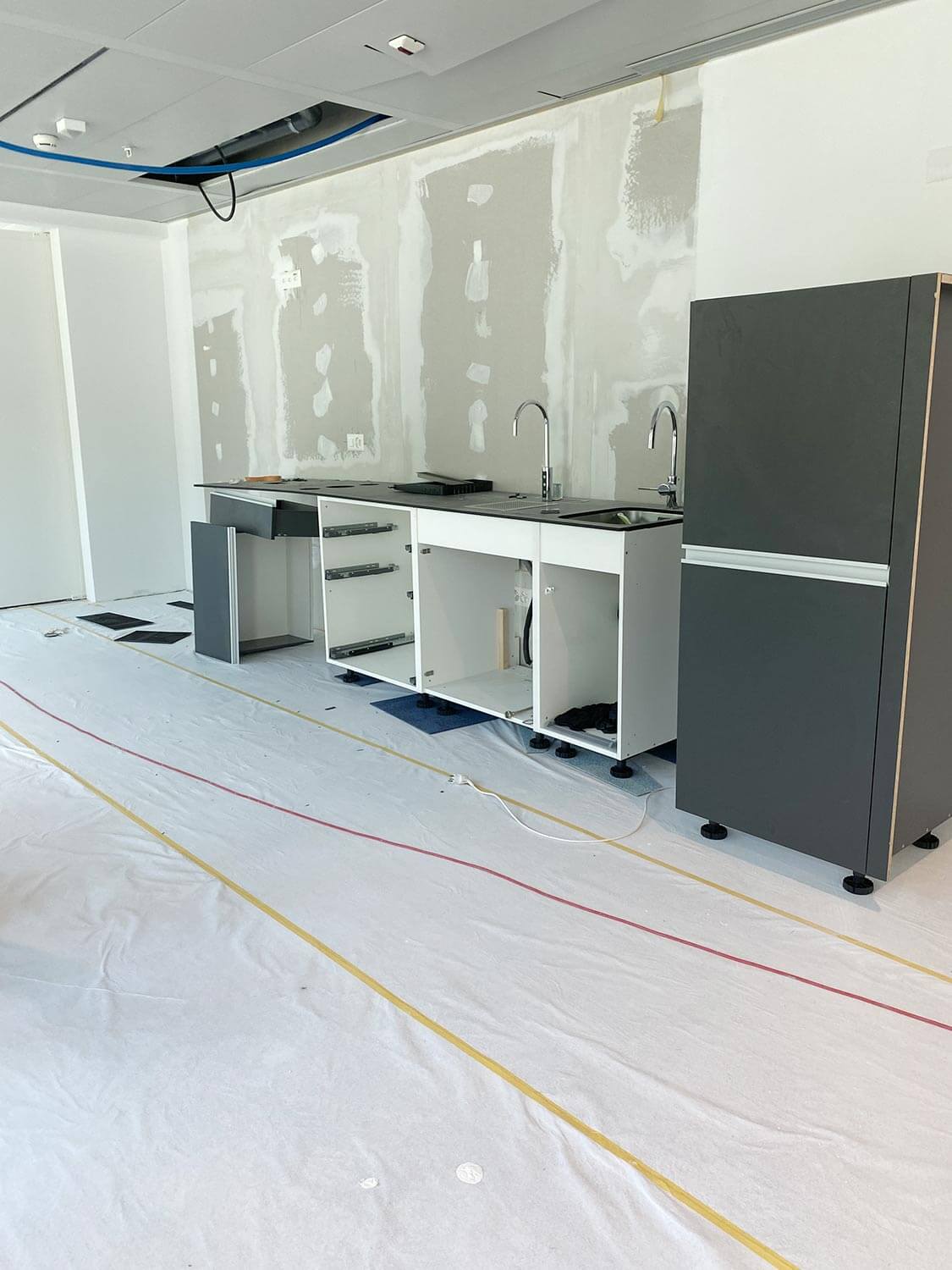 Chantier d'aménagement de bureaux d'entreprise à Lausanne par BeHome Interiors
