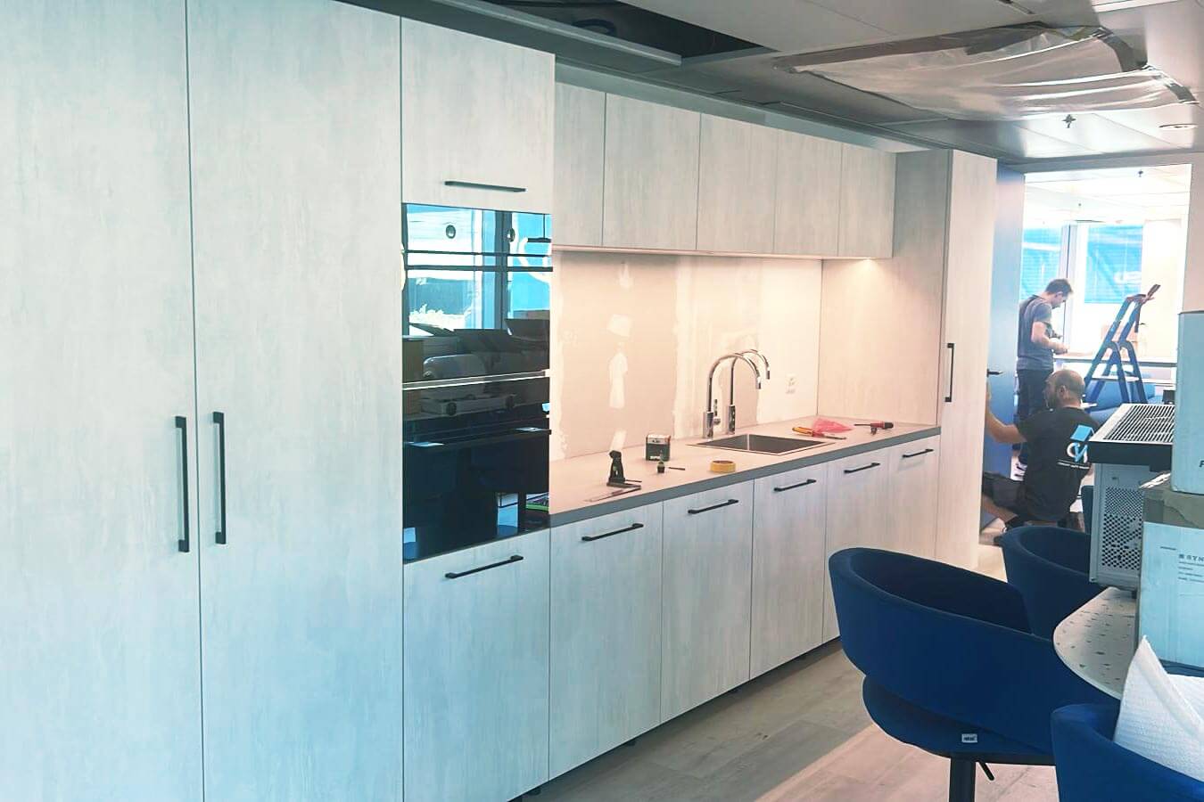 Chantier d'aménagement de bureaux d'entreprise à Lausanne par BeHome Interiors