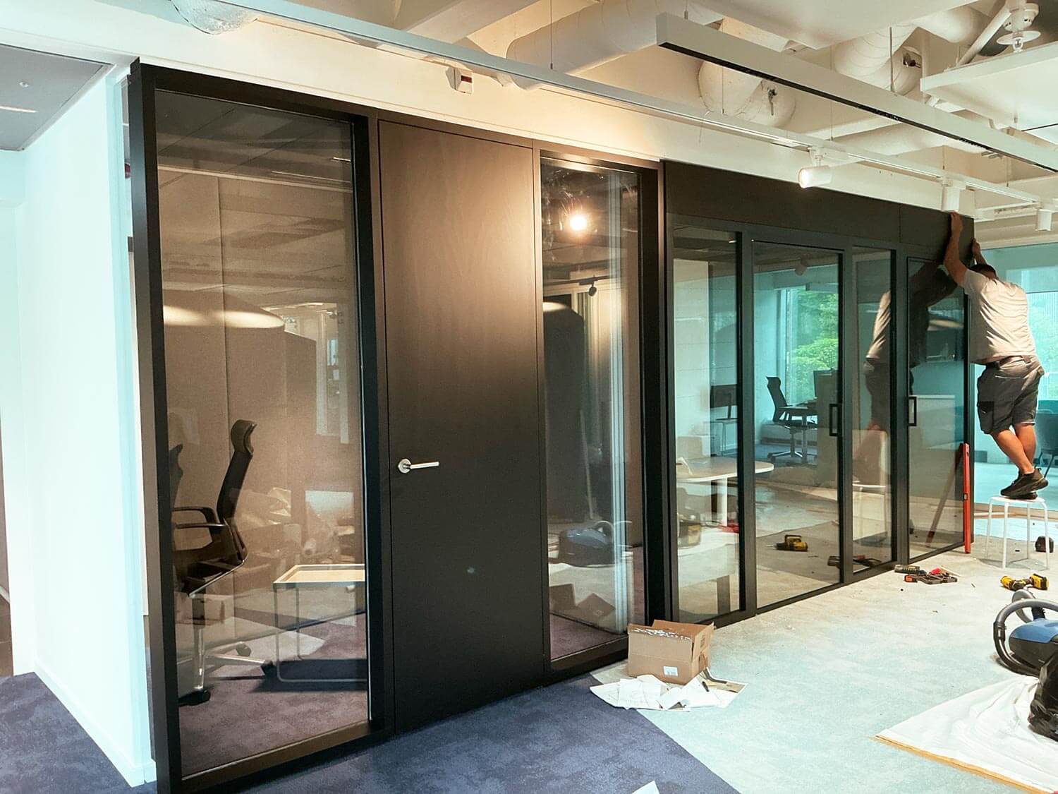 Chantier d'aménagement de bureaux d'entreprise à Lausanne par BeHome Interiors