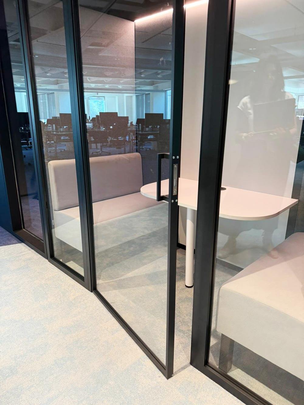 Chantier d'aménagement de bureaux d'entreprise à Lausanne par BeHome Interiors