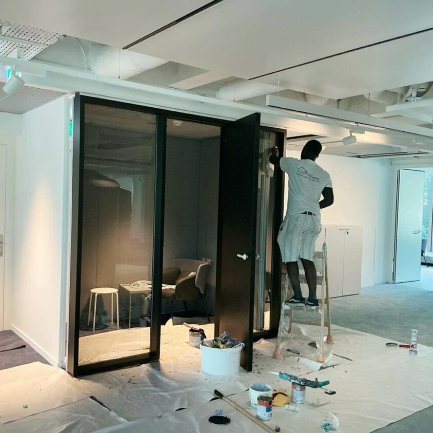 Chantier d'aménagement de bureaux d'entreprise à Lausanne par BeHome Interiors